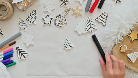Frauenhand-Malt-Ornamente-Und-Dekoriert-Eingewickeltes-Weihnachtsgeschenk