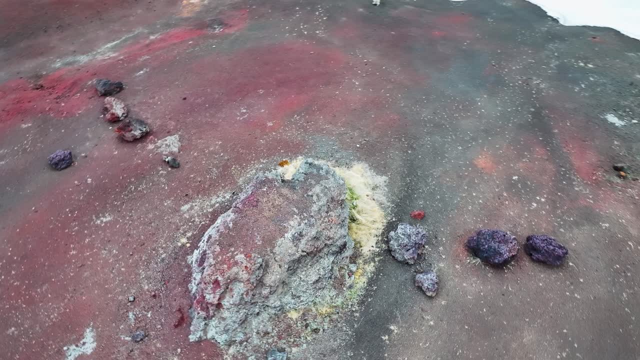 en una vista impresionante, el volcán cerca de myvatn en reykjahlid en islandia, muestra un paisaje hipnotizante de rocas rojas y grises