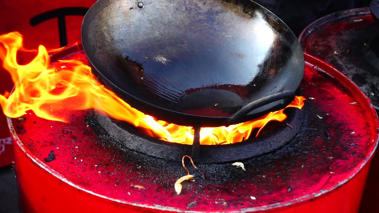 Asiatisk køkken. Madlavning i en wokpande. Slow motion