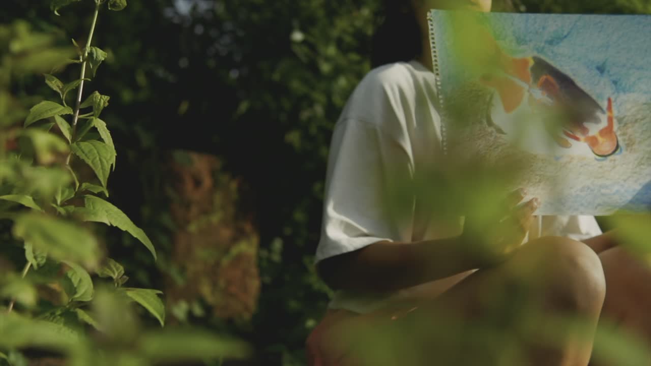 젊은 인도 소녀가 전면에 덤불을 가진 표현주의 그림을 보여주고 있습니다.