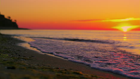 Sonnenaufgang-über-Dem-Meereshorizont,-Der-Sich-Am-Goldenen-Sonnenaufgangsmorgen-An-Der-Wasseroberfläche-Spiegelt