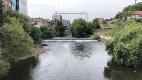 río que fluye a través de una ciudad