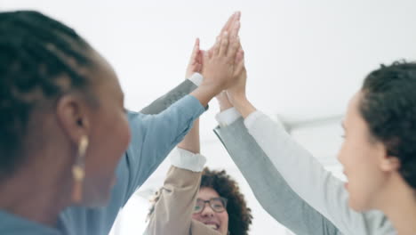 trabajo en equipo, high five y manos de gente de negocios