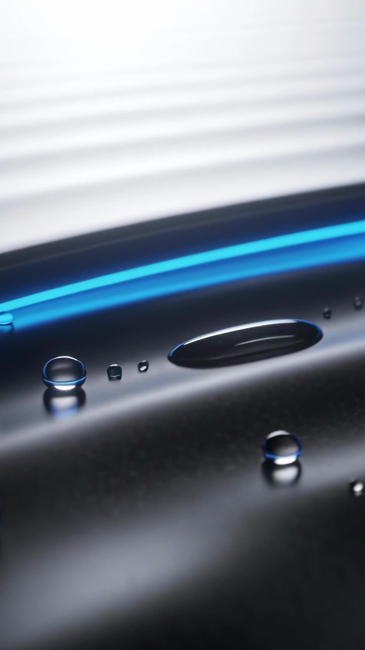 Video verticale: Impianto che si inclina mostrando goccioline chiare che formano perle su una padella ondulata per rivelare una fascia blu.