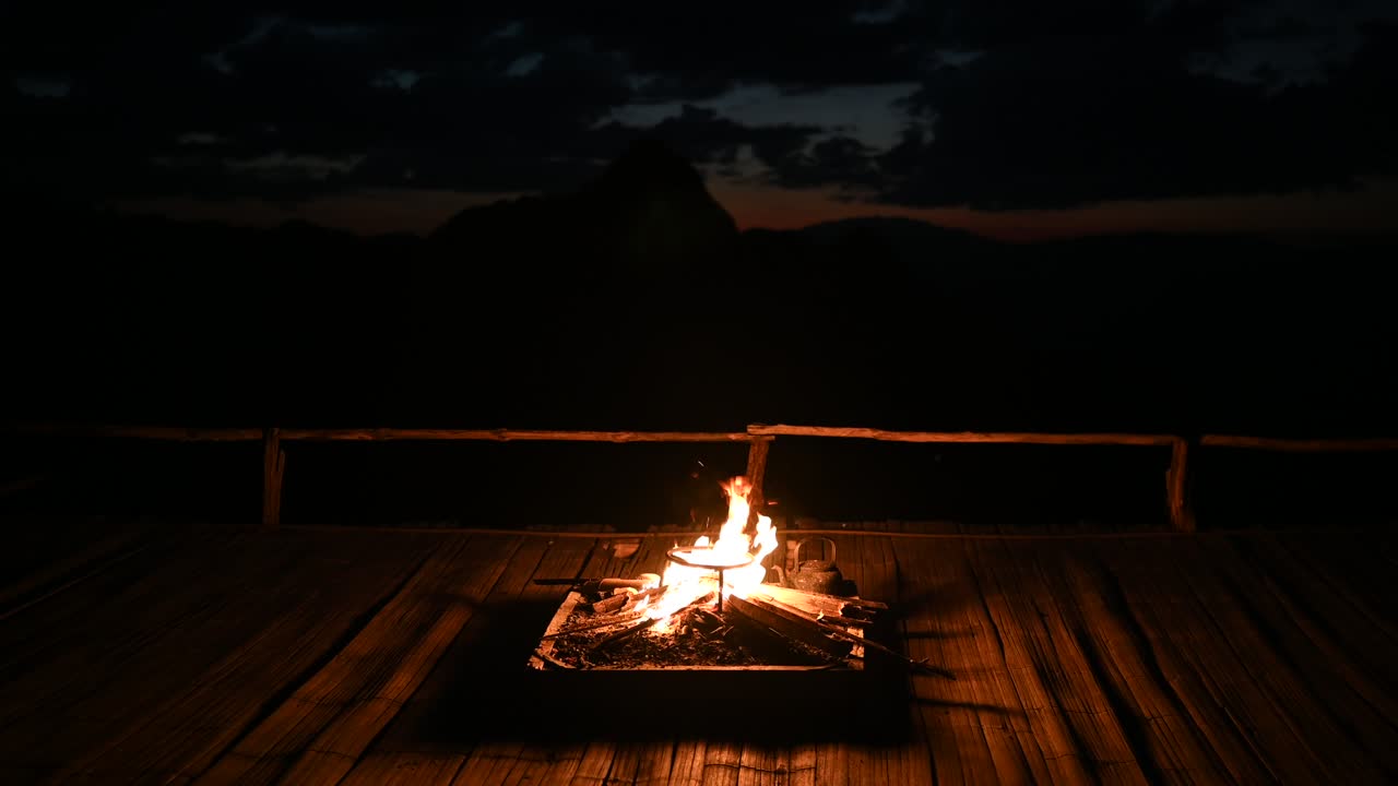 밤 에 야외 에 캠핑 하기 위해 나무 로 만든 불