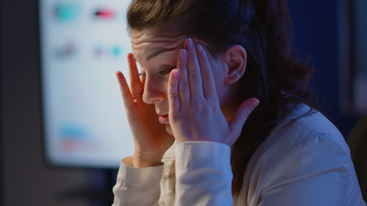 un primer plano de una gerente estresada masajeando ojos cansados.