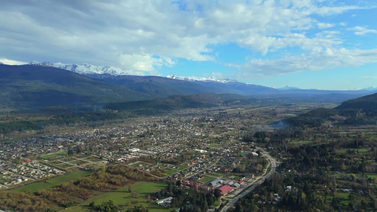vista aérea del paisaje panorámico en el bolson, patagonia argentina
