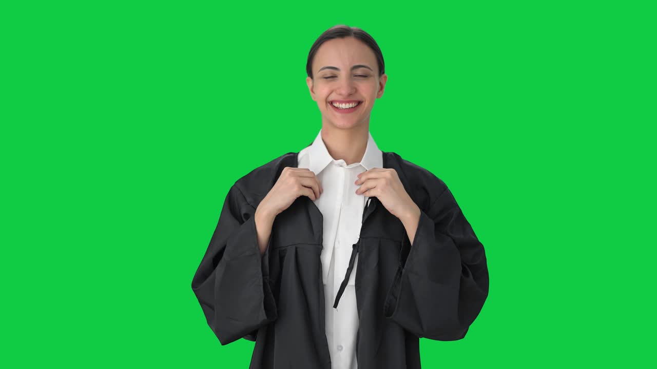 Avvocatessa indiana felice in toga, su schermo verde