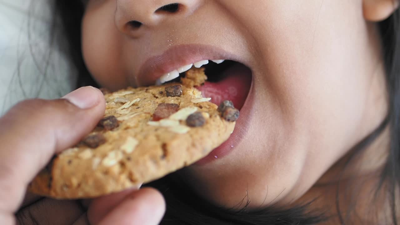 niño comiendo una galleta
