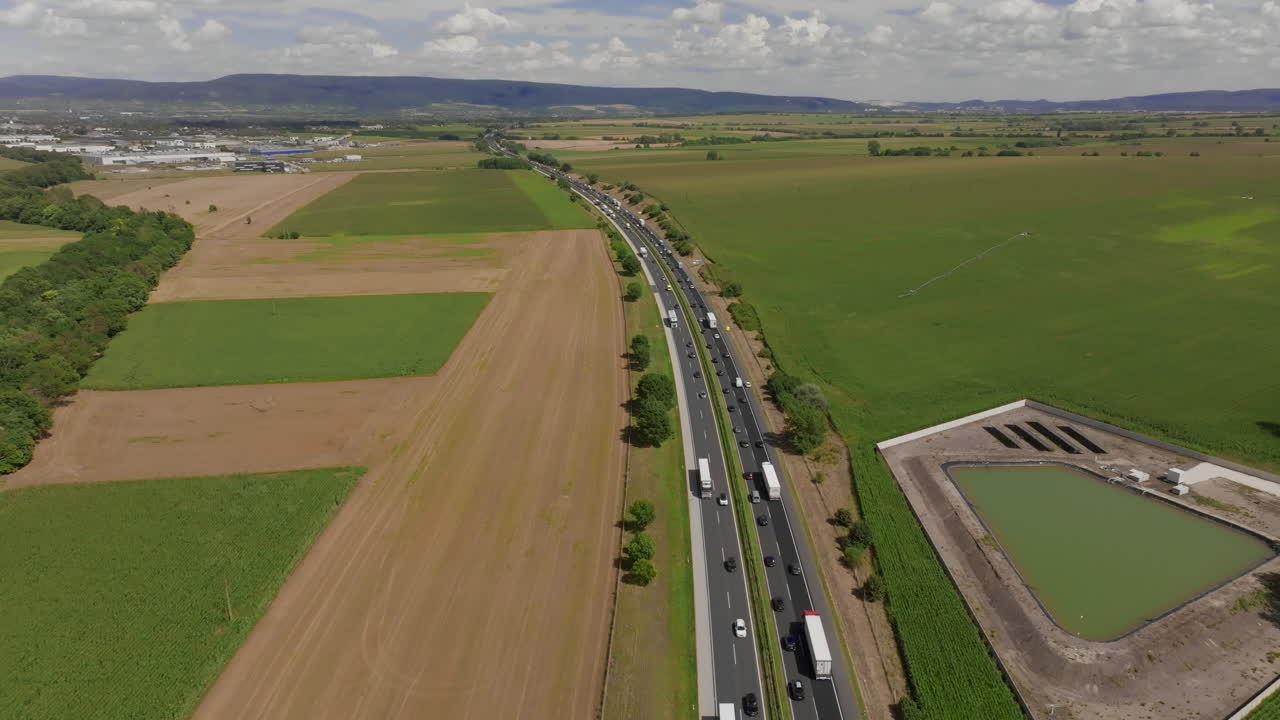 vista aérea de una carretera en el campo