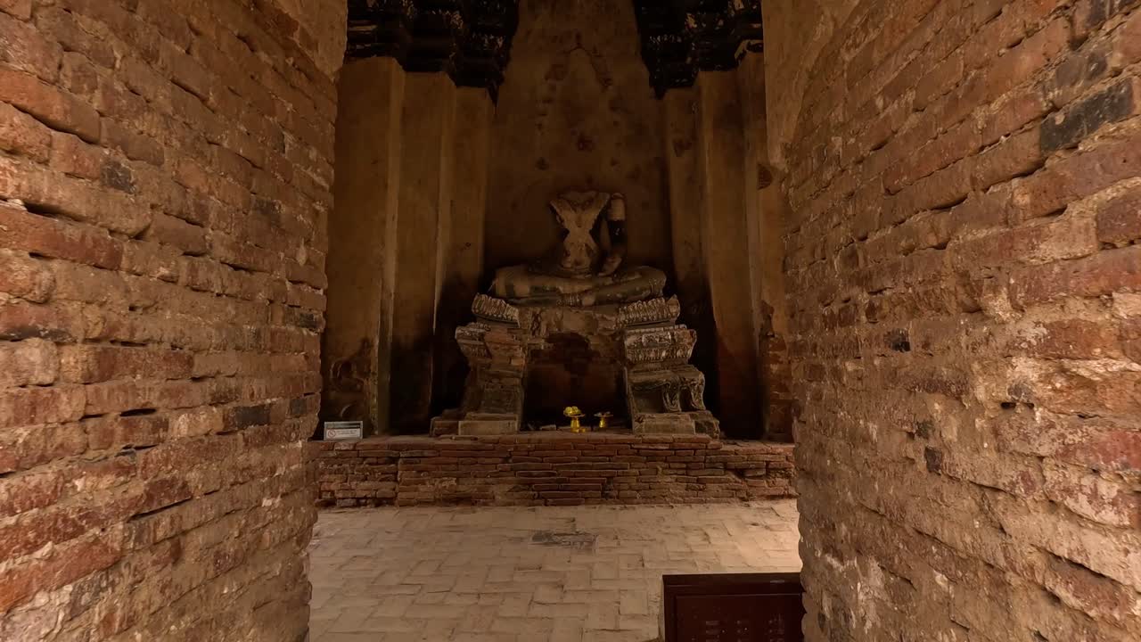 역사적인 불교 사원을 통한 조용한 여행