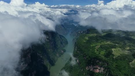 vistas al nivel de las nubes del cañón del sumidero un profundo cañón natural en chiapas, méxico - vista aérea
