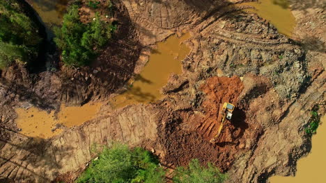 Vista-Anterior-De-Una-Excavadora-Retroexcavadora-Dragando-Suelo-Cerca-Del-Río