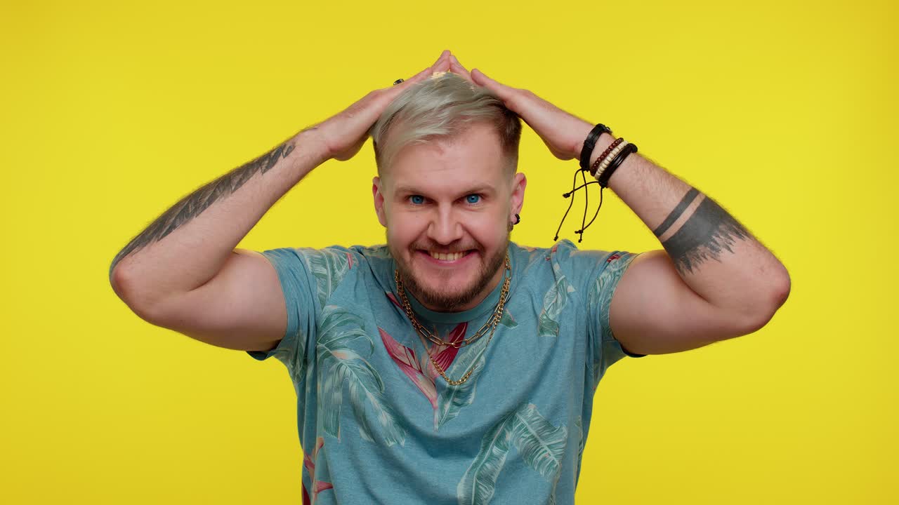 아이러니한 놀이를 하는 사람, 안전한 느낌, 손으로 머리 위에 지붕을 만드는 사람, 보험