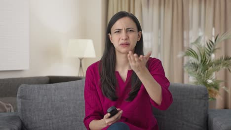 Mujer-India-Enojada-Viendo-La-Televisión