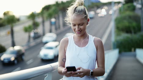 mujer usando el teléfono mientras hace ejercicio al aire libre