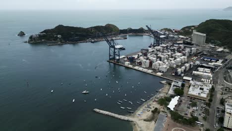 Drone-Panorámico-Aéreo-Sobre-Santa-Marta-Colombia-Bahía-Puerto-Rodadero-Playa-Mar