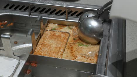끓는 매운탕에 생새우볼을 넣고