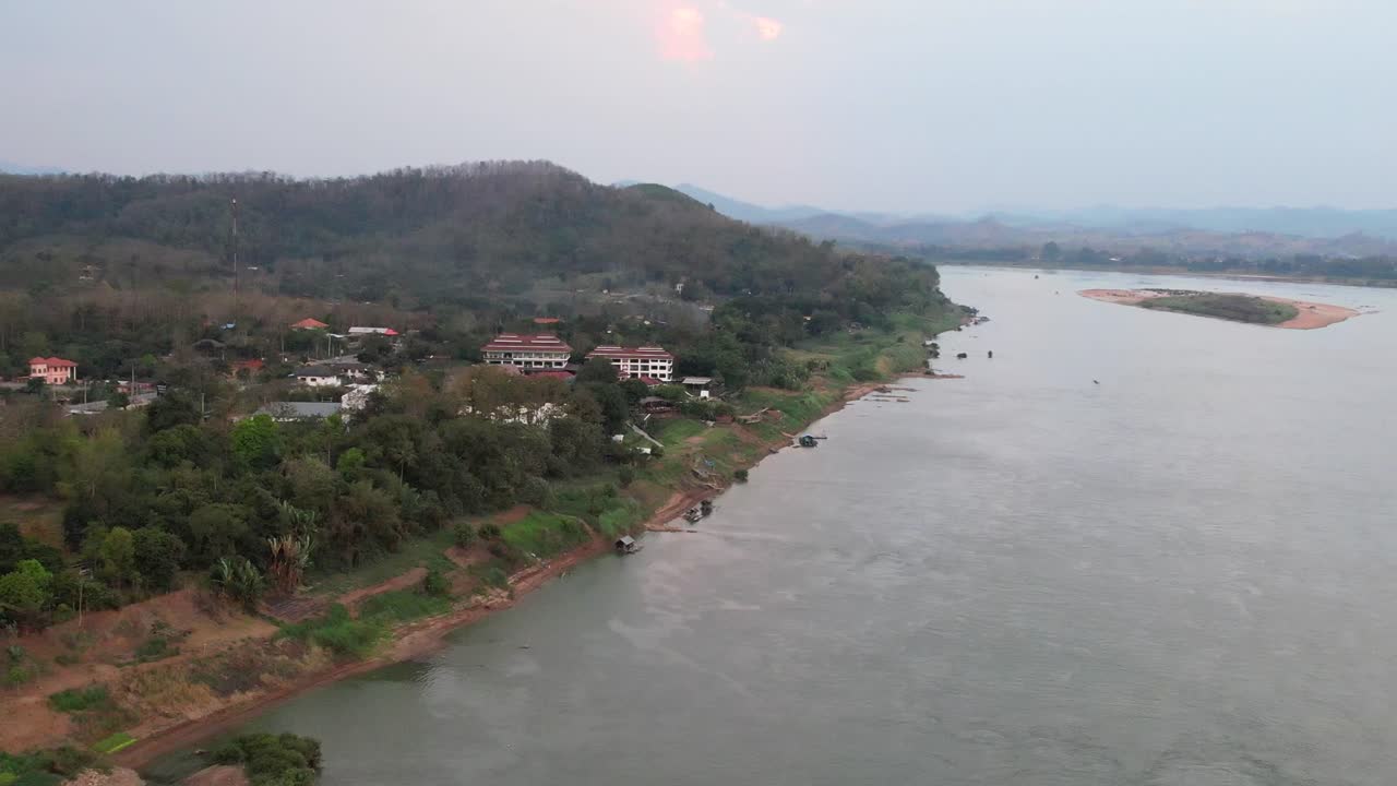 pintoresco paisaje aéreo del río mekong y el distrito de chiang khan con silueta de colinas en una mañana brumosa en tailandia