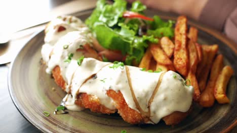 chuleta de pollo con papas fritas y ensalada