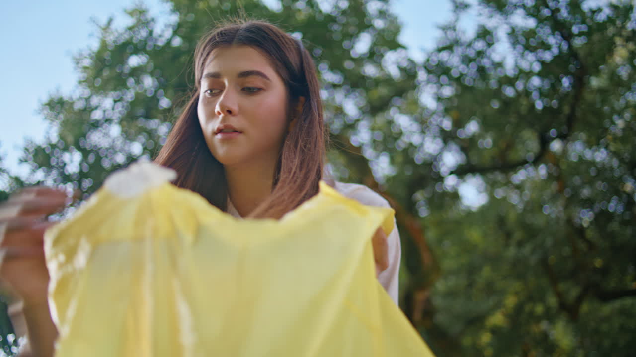 에코 액티브 여성 공원 청소 클로즈업 심각한 소녀 자원 봉사자 쓰레기 수집