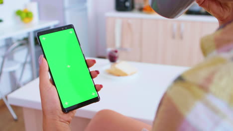 Mujer-Usando-Teléfono-Con-Pantalla-Verde