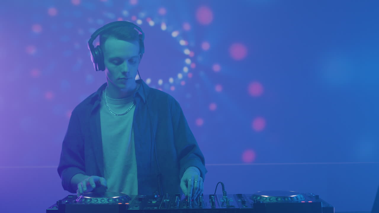 dj mezclando canciones en la discoteca