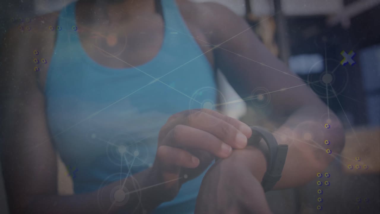 animación de la red de conexiones y el cielo con nubes sobre mujer afroamericana usando reloj inteligente