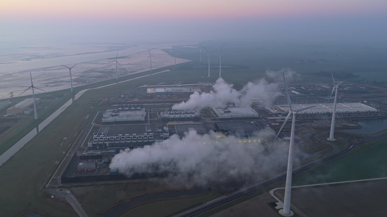 Pusat data Google dikelilingi oleh ladang angin besar saat matahari terbenam