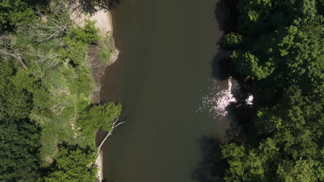 Magischer,-Sonnenreflektierender-Nebenfluss-Des-Mississippi-River-In-Der-Driftlosen-Gegend