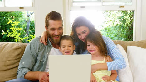 Familie-Schaut-Auf-Den-Tablet-Computer