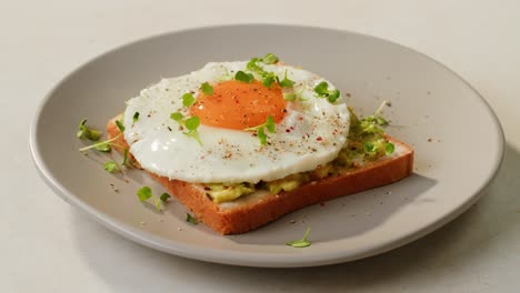 tostadas de aguacate con huevo frito