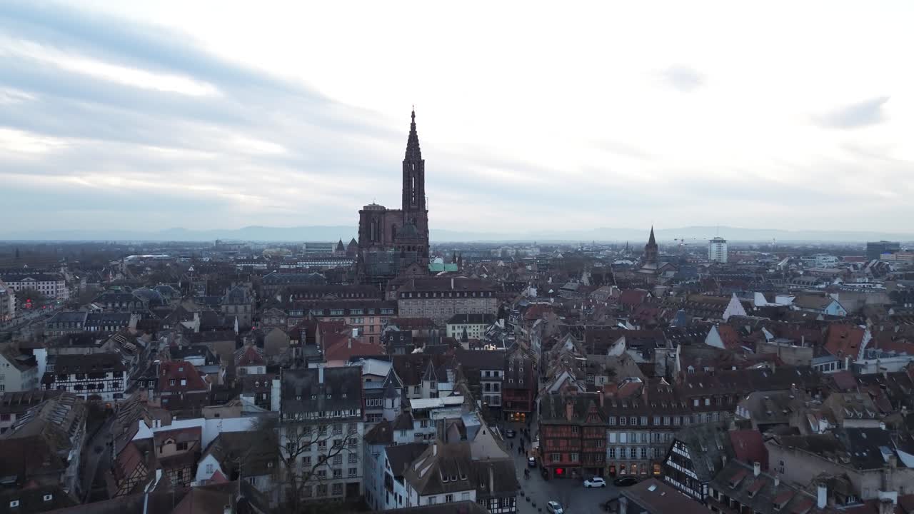 Ripresa aerea cinematografica del Duomo di Strasburgo sul canale