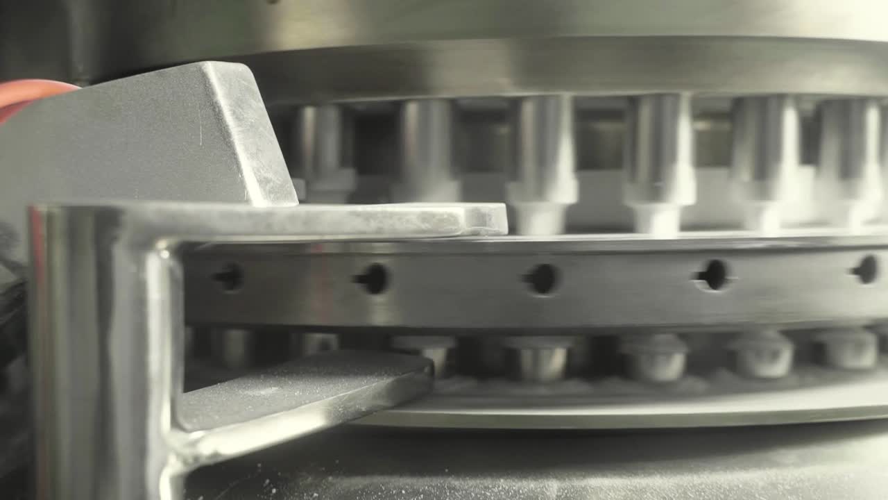 원형 움직임으로 알약을 분류하는 기계