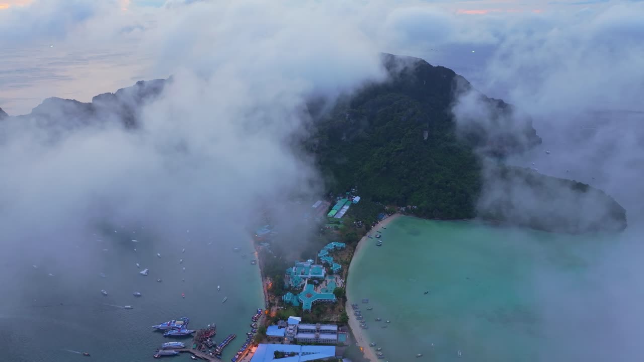 Sương mù giờ xanh lơ lửng trên phong cảnh Koh Phi Phi thanh bình, Thái Lan