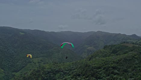 Paragliding-In-Den-Bergen-Der-Dominikanischen-Republik