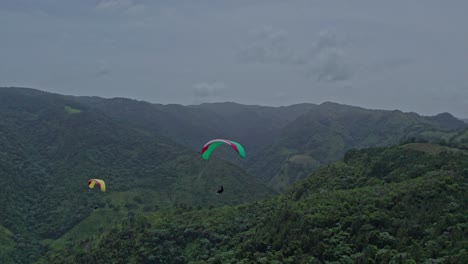 parapenteando en las montañas de la república dominicana