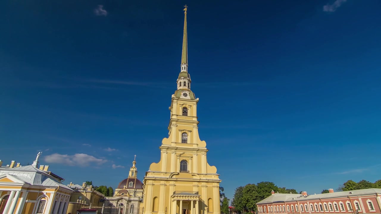 Timelapse hyperlapse della Fortezza di Pietro e Paolo. Petropavlovskaya Krepost. Cittadella di San Pietroburgo, Russia. Vista frontale della facciata con cielo nuvoloso blu