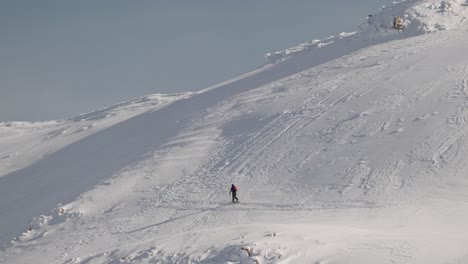 Backcountry-Skifahrer,-Der-Die-Seite-Eines-Steilen-Berggipfels-Hinaufgeht