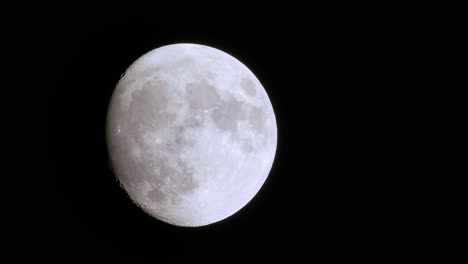 Increíble-Vista-Con-Teleobjetivo-De-La-Rara-Superluna-Azul-Llena,-Con-Formas-Oscuras-En-Primer-Plano-Pasando-Rozando