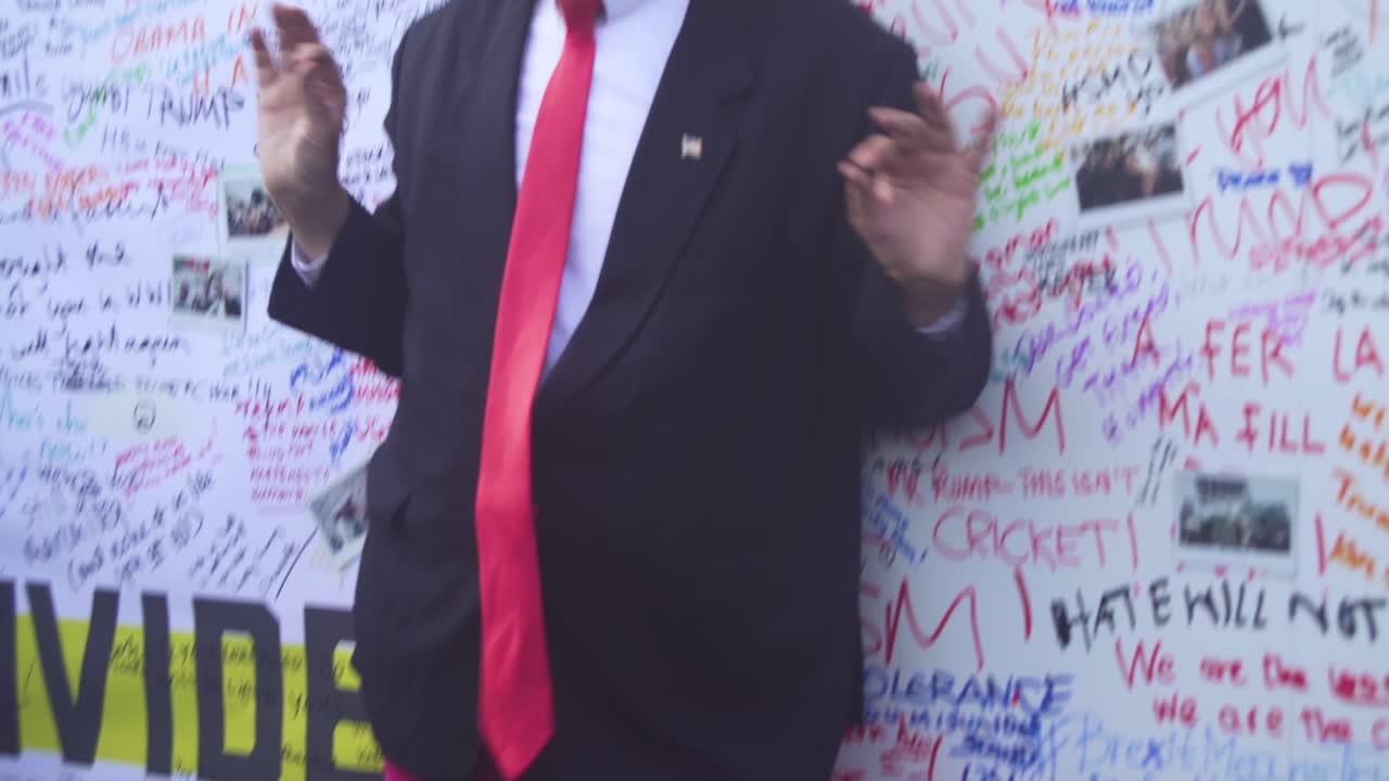 도널드 트럼프 미국 대통령의 방문에 항의하기 위해 런던 거리에서 하이힐을 신은 도널드 트럼프 사칭자가 아이를 경멸하고 거부합니다.