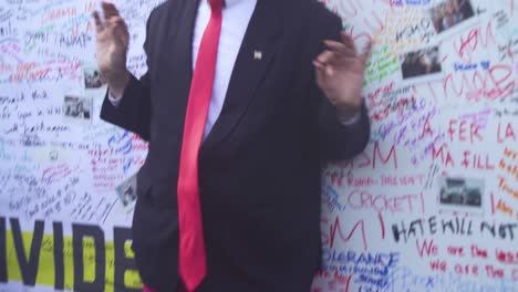 un imitador de donald trump con tacones altos desprecia y rechaza a un niño en las calles de londres para protestar por la visita del presidente estadounidense donald trump