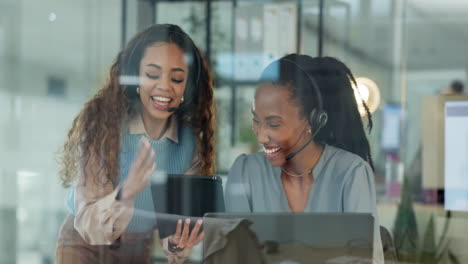 trabajo en equipo, centro de llamadas y mujeres alto cinco