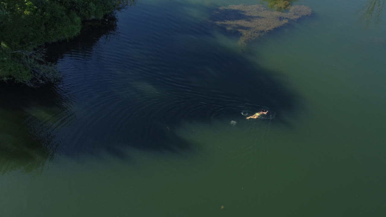 호수 에서 수영 하는 사람