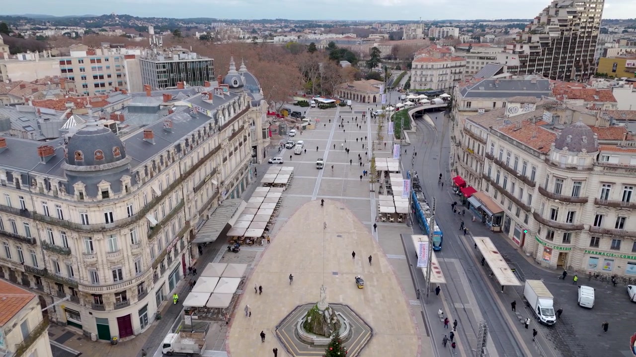 Place de la Comédie si estende tra edifici storici a Montpellier, Francia, ripresa aerea di stabilimento con panoramica a destra a mezzogiorno