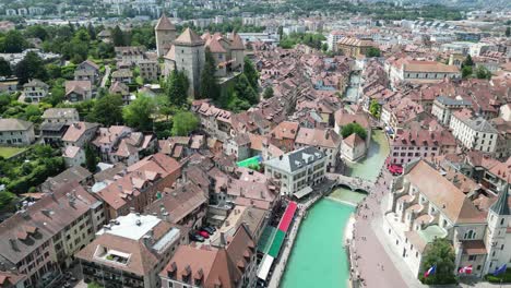 Alta-Panorámica-Aérea-Annecy-Francia-Casco-Antiguo-Verano