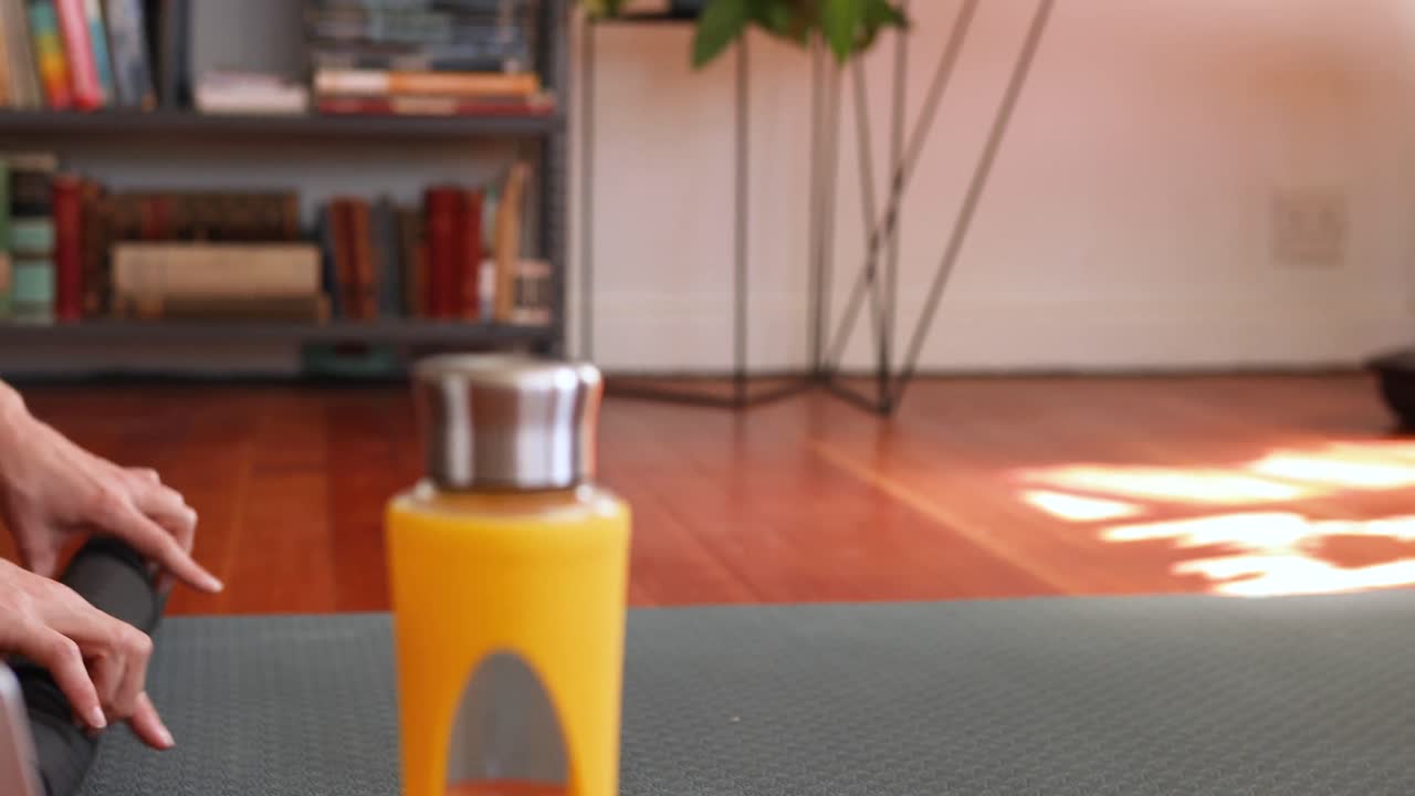 집 에서 스포츠 를 하는 백인 여자