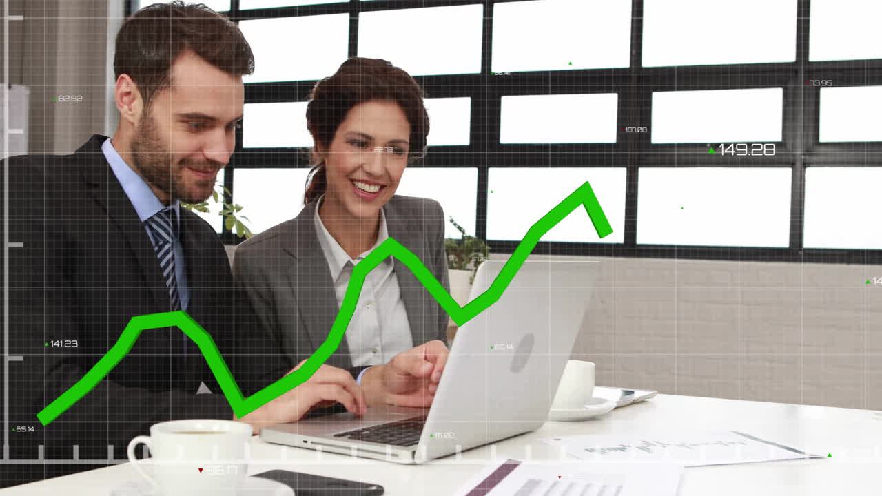 animación del procesamiento de datos financieros sobre diversos empresarios en la oficina.