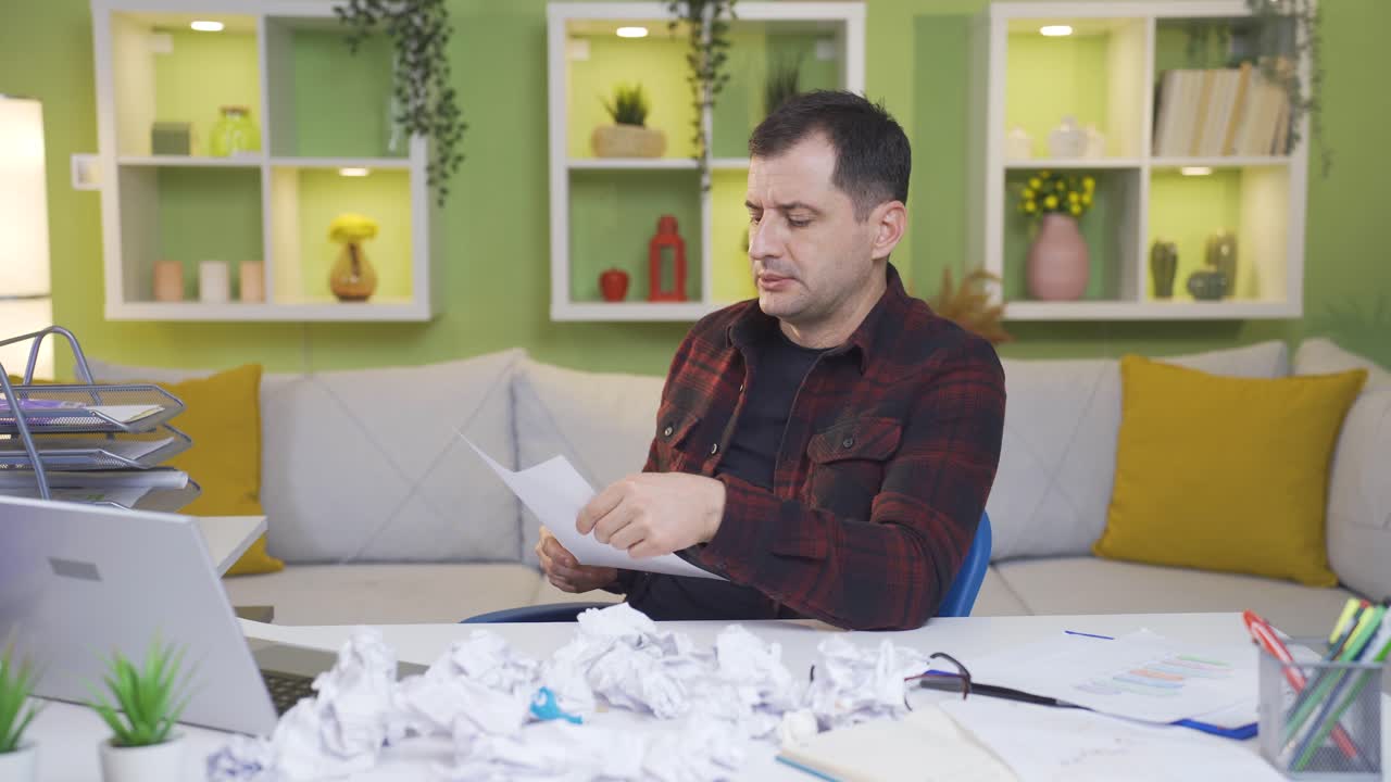 hombre de negocios con pensamientos sobre negocios tratando de llegar a ideas creativas.