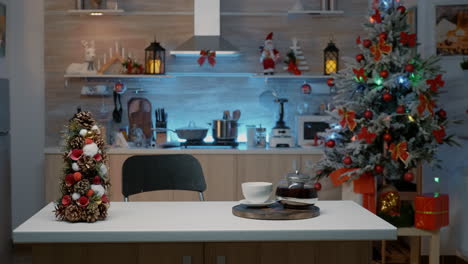 habitación vacía decorada con adornos para la época de navidad